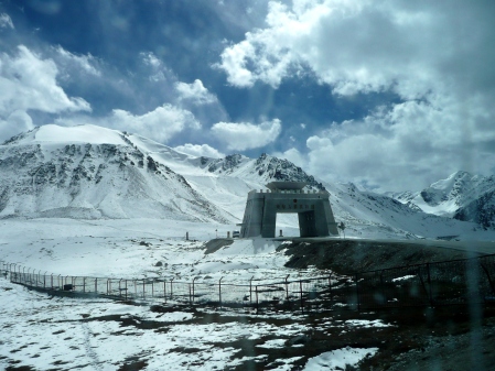 Grenztor nach Pakistan am Khunjerab Pass (4730m)